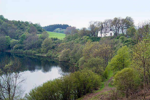 vulkan eifel 風景 - lake volcano volcanic crater riverbank ストックフォトと画像