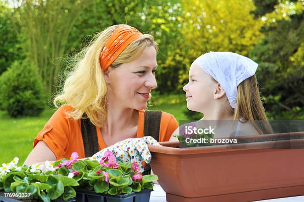 Mutter Und Kindgarten Stockfoto und mehr Bilder von Begonien - Begonien, Blumentopf, Frauen