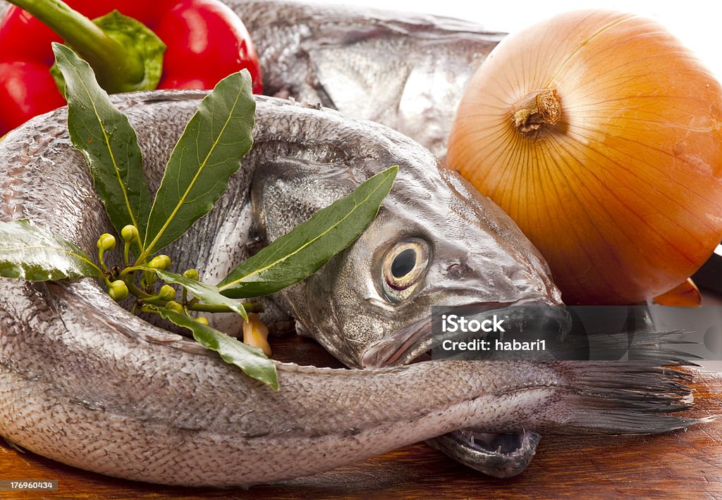 Merluza pescado preparados para cocinar con verduras y hierbas. - Foto de stock de Merluza libre de derechos