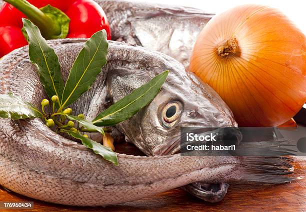 Merluza Pescado Preparados Para Cocinar Con Verduras Y Hierbas Foto de stock y más banco de imágenes de Merluza