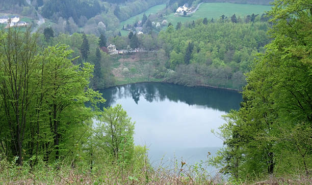 vulkan eifel 風景 - lake volcano volcanic crater riverbank ストックフォトと画像