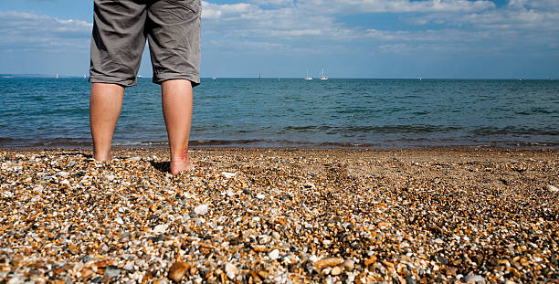 Person auf eine genoppte beach genießen Sie das Meer – Foto