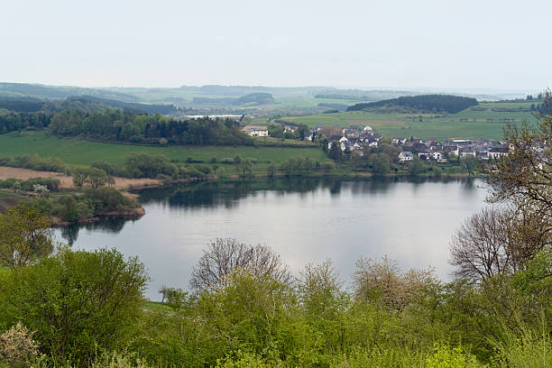 vulkan eifel - lake volcano volcanic crater riverbank ストックフォトと画像