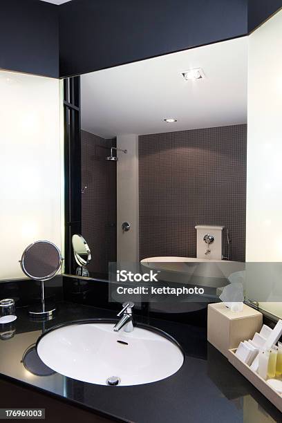 Foto de Banheiro Moderno e mais fotos de stock de Apartamento - Apartamento, Arquitetura, Artigo de decoração