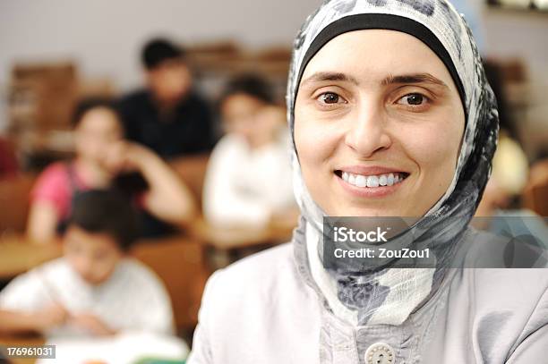 Los Niños En La Escuela Musulmana Con Montaje Tipo Aula Con Un Maestro Foto de stock y más banco de imágenes de Arabia