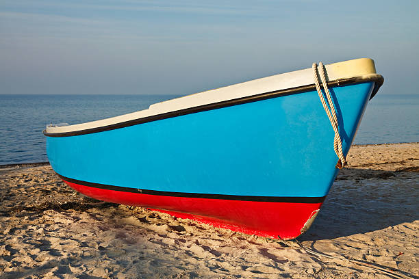 łódź na plaży - kutter zdjęcia i obrazy z banku zdjęć
