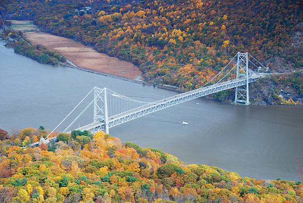 bear mountain vista aérea del puente en otoño - bear mountain bridge fotografías e imágenes de stock