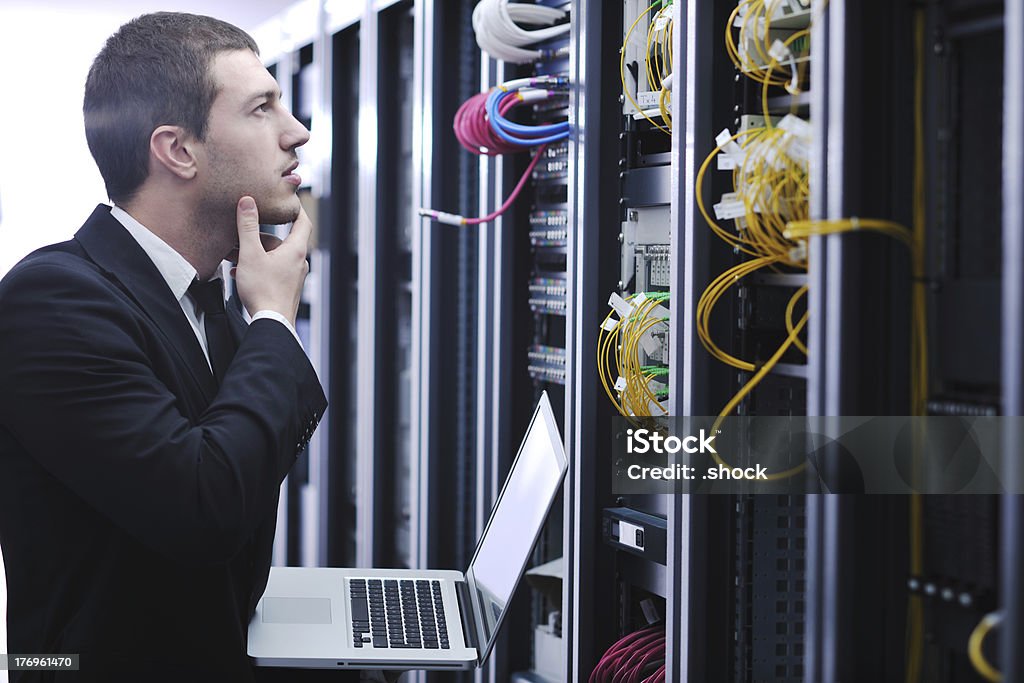 Бизнесмен с ноутбуком в Сетевой сервер номер - Стоковые фото Безопасность сети роялти-фри