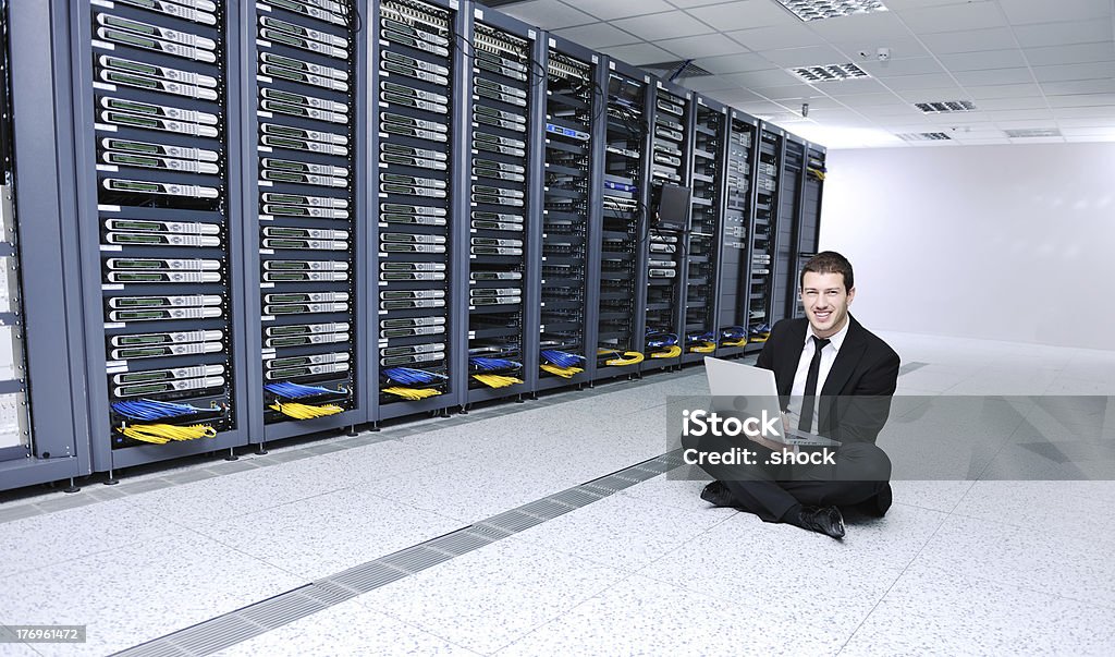 Empresário com o laptop na sala de servidores de rede - Royalty-free Adulto Foto de stock