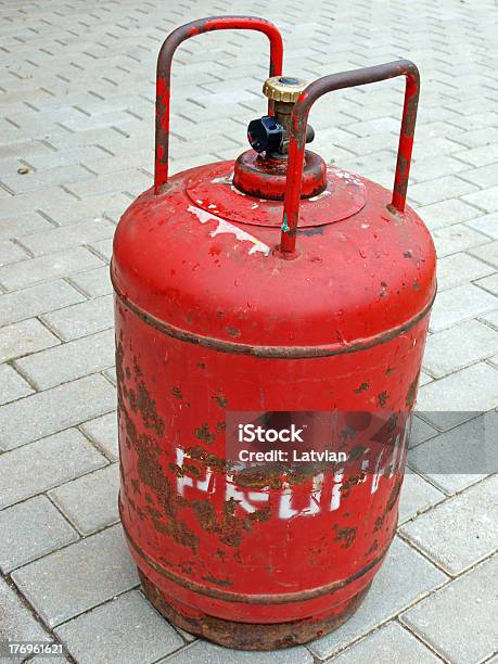 Lata De Gasolina - Fotografias de stock e mais imagens de Alto - Descrição Física - Alto - Descrição Física, Antigo, Ao Ar Livre