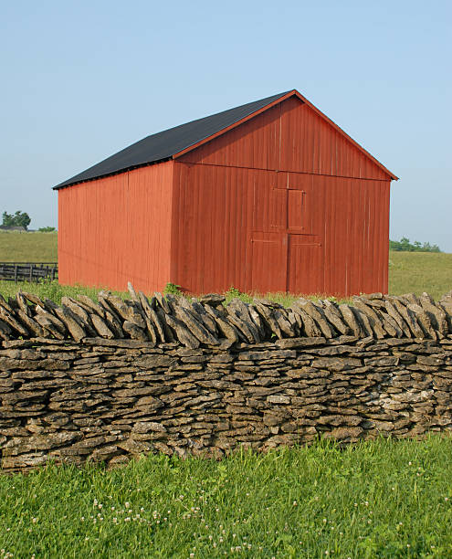istock Red building on a Kentucky farm 176961690