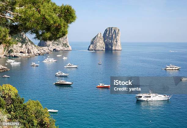 Ilha De Capri - Fotografias de stock e mais imagens de Ao Ar Livre - Ao Ar Livre, Azul, Capri