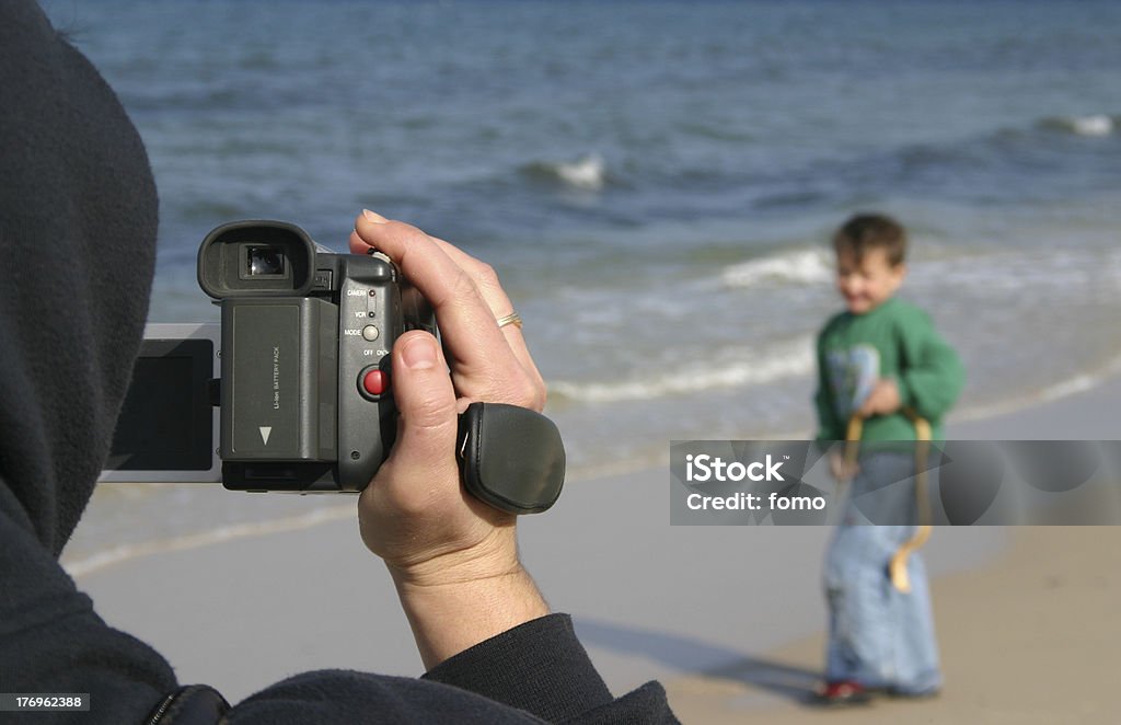 Filmer un garçon - Photo de Caméscope libre de droits