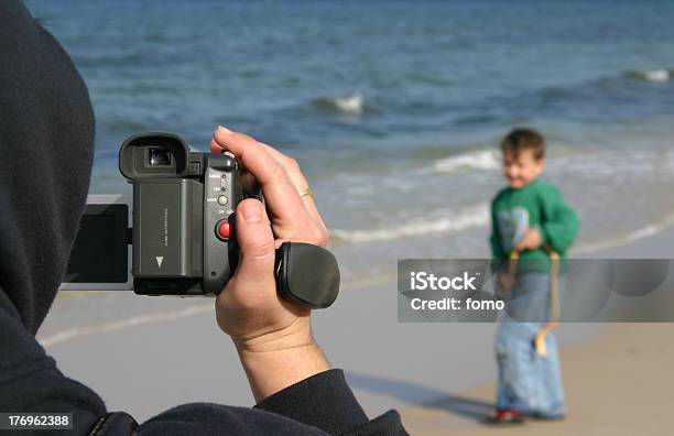 Filmar Um Rapaz - Fotografias de stock e mais imagens de Criança - Criança, Câmara de Vídeo, Adulto