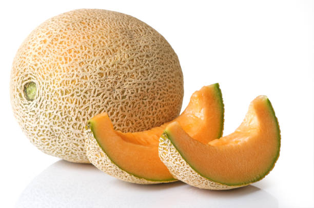 cantalupo enteras con rebanadas - cantaloupe fotografías e imágenes de stock