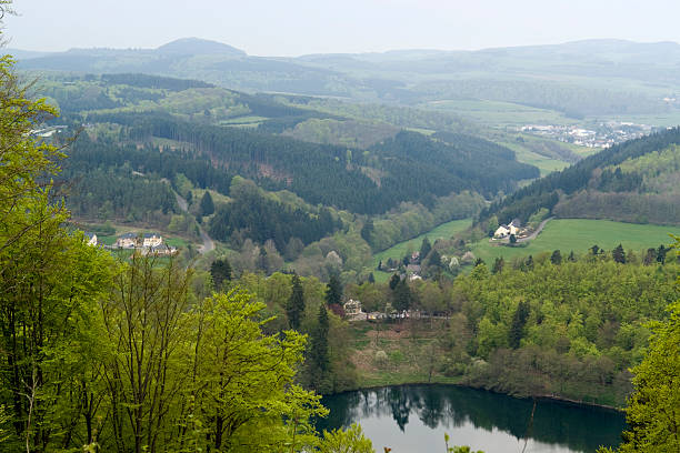 maar di vulkan eifel - lake volcano volcanic crater riverbank foto e immagini stock