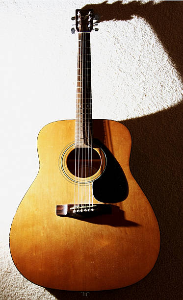 chitarra acustica - harmonics foto e immagini stock