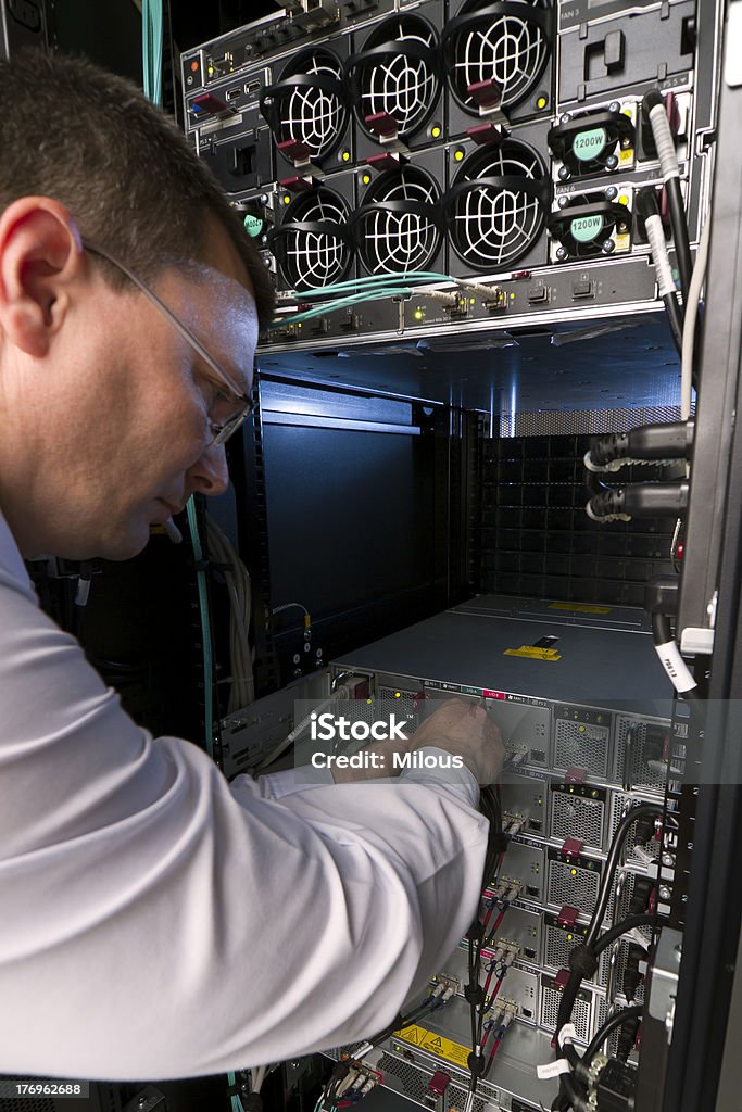 Técnico realizar mantenimiento preventivo a un servidor - Foto de stock de Conexión libre de derechos
