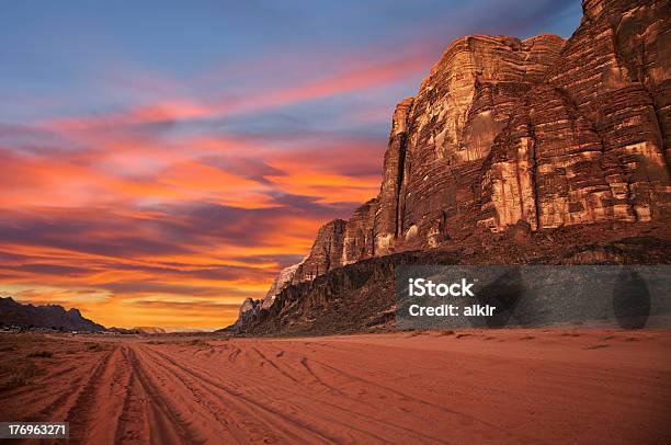 Photo libre de droit de Coucher De Soleil Dans Le Désert banque d'images et plus d'images libres de droit de Jordanie - Moyen-Orient - Jordanie - Moyen-Orient, Wadi Rum, Aride