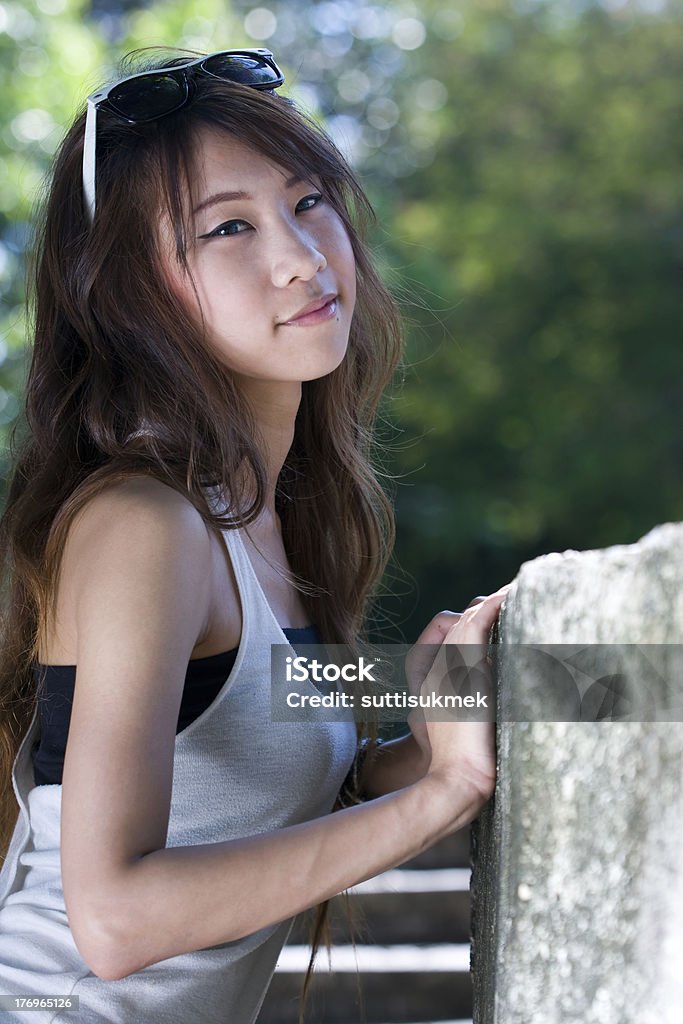 아시아판 여자아이 세로는 - 로열티 프리 T 셔츠 스톡 사진