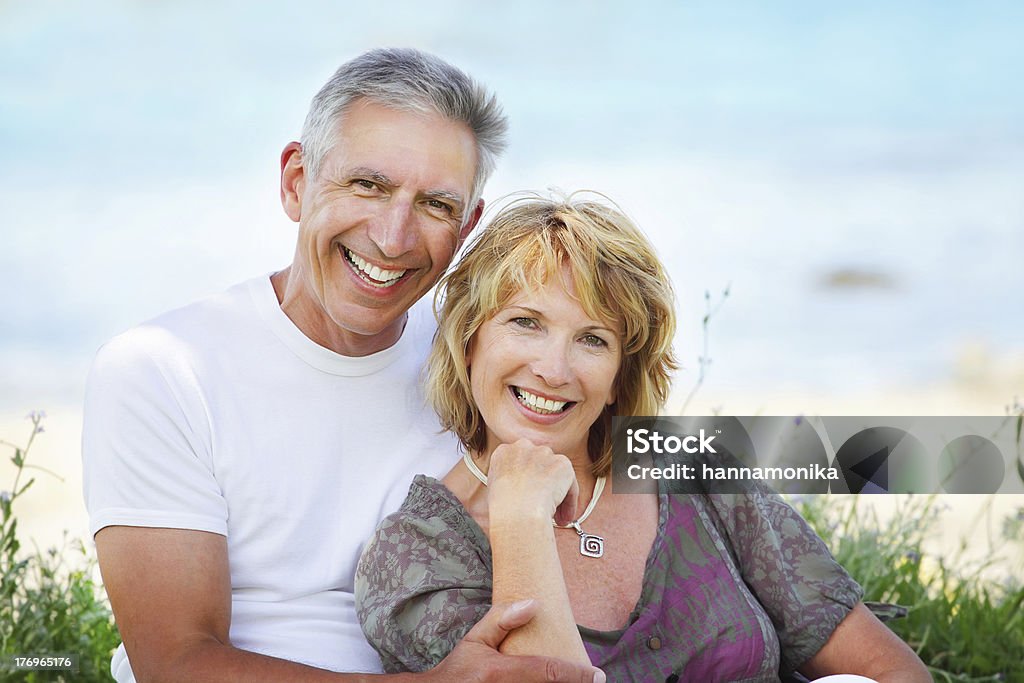 couple d'âge mûr souriant - Photo de Adulte libre de droits