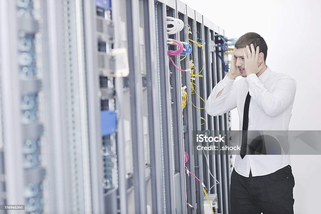 Молодые engeneer in datacenter server room - Стоковые фото Безопасность сети роялти-фри