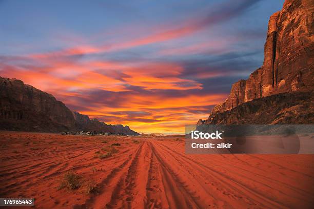 Photo libre de droit de Coucher De Soleil Dans Le Désert banque d'images et plus d'images libres de droit de Wadi Rum - Wadi Rum, Arranger, Aventure