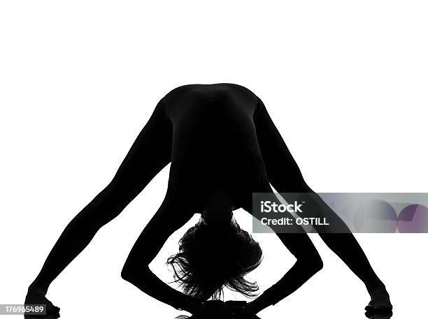 Donna Yoga Prasarita Padottanasana Posa Stretching - Fotografie stock e altre immagini di Adulto - Adulto, Allenamento a casa, Ambientazione interna