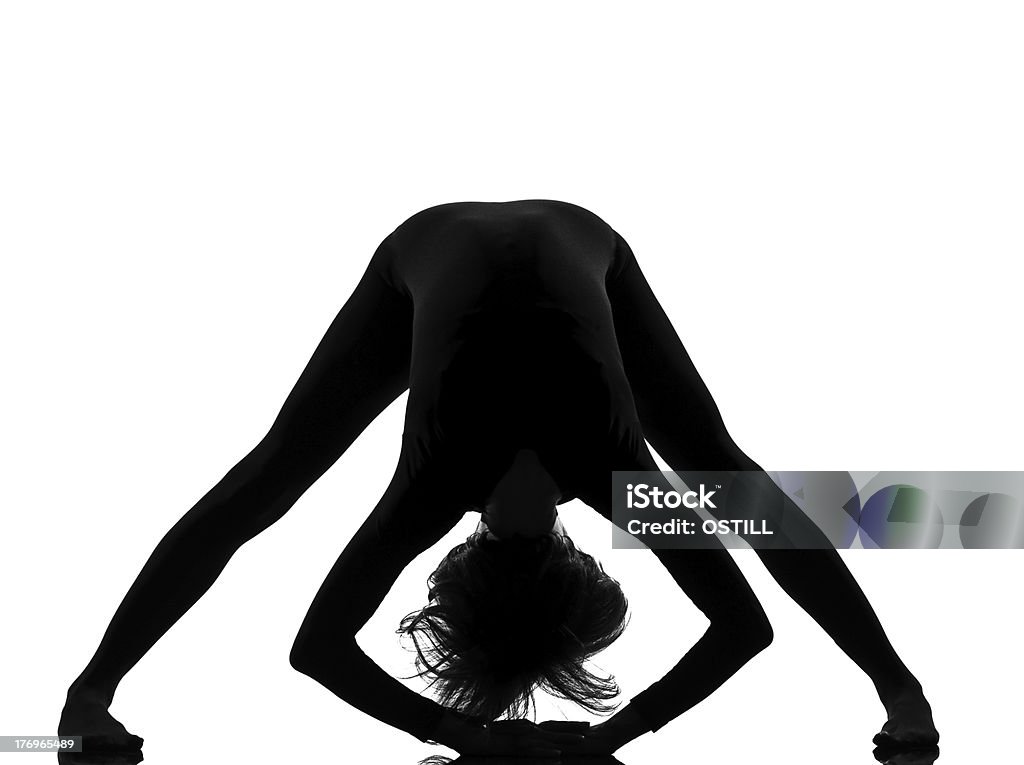 Mulher de yoga pose Prasarita Padottanasana alongamento - Foto de stock de Adulto royalty-free