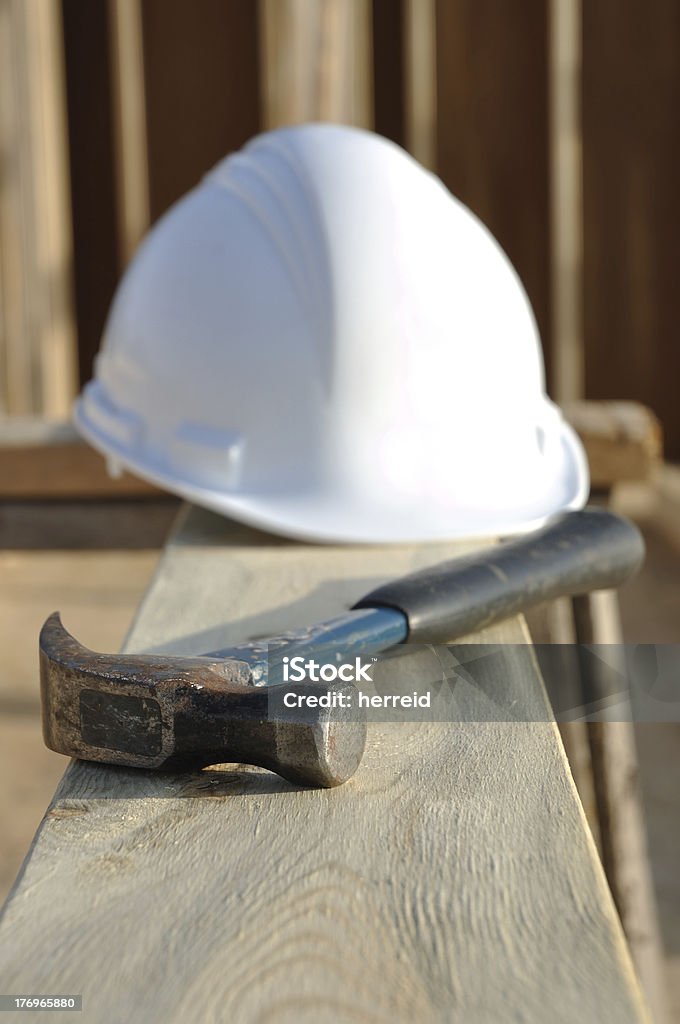 Claw Hammer und Schutzhelm an Bord - Lizenzfrei Bauarbeiterhelm Stock-Foto