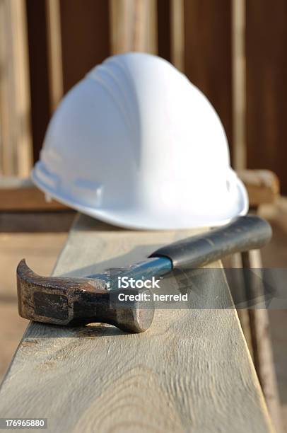Claw Hammer Und Schutzhelm An Bord Stockfoto und mehr Bilder von Bauarbeiterhelm - Bauarbeiterhelm, Baugewerbe, Bauholz