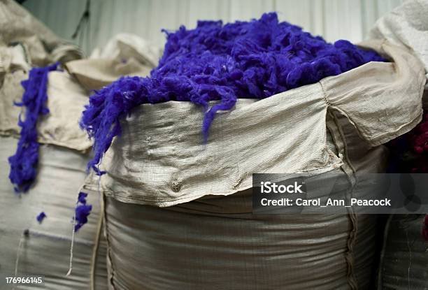 Foto de Tingidos Em Indigo Sacos De Lã Branca e mais fotos de stock de Alagado - Molhado - Alagado - Molhado, Aniversário de 100 anos, Arte e Artesanato - Assunto