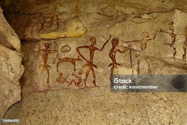 Arqueológico De La Zona Histórica De Pintura Clift Humanos Foto de stock y más banco de imágenes de Pintura rupestre