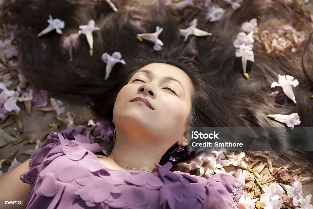 Frau mit Blumen liegen - Lizenzfrei Asiatische Kultur Stock-Foto