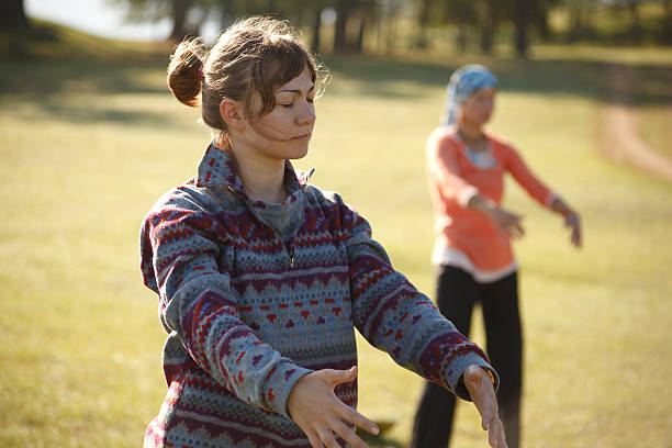 practicar qi gong - nature selective focus green vertical fotografías e imágenes de stock