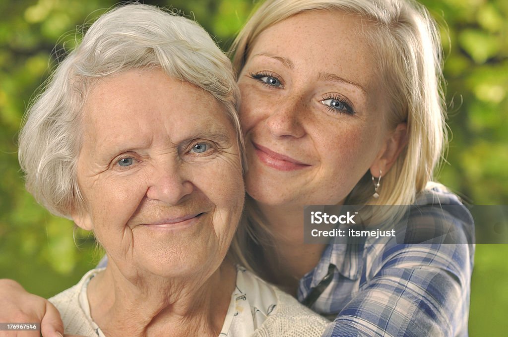 Grand-mère et petite-fille. Souriant et heureux. - Photo de Adulte libre de droits