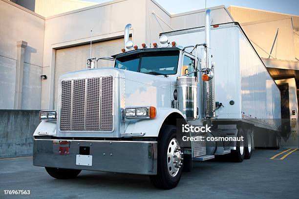 半トラックで搬出入用ドック - 荷積み場のストックフォトや画像を多数ご用意 - 荷積み場, トラック, 大型トレーラー