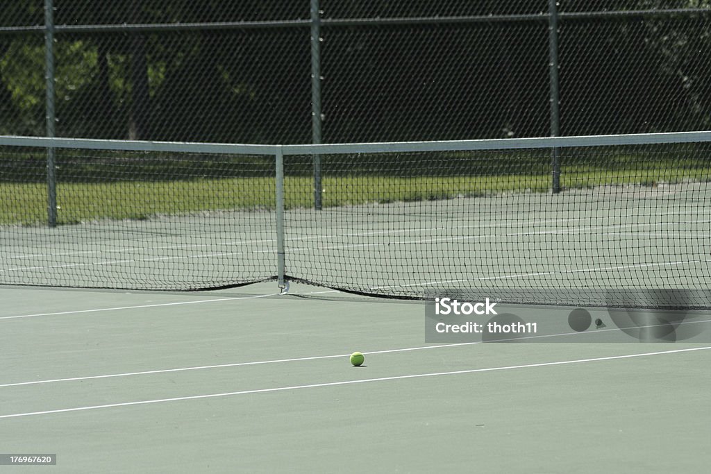 Campo da Tennis e palla - Foto stock royalty-free di Attività