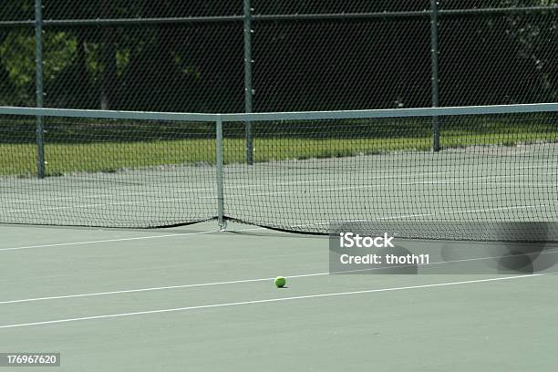 Campo Da Tennis E Palla - Fotografie stock e altre immagini di Attività - Attività, Attività ricreativa, Barriera