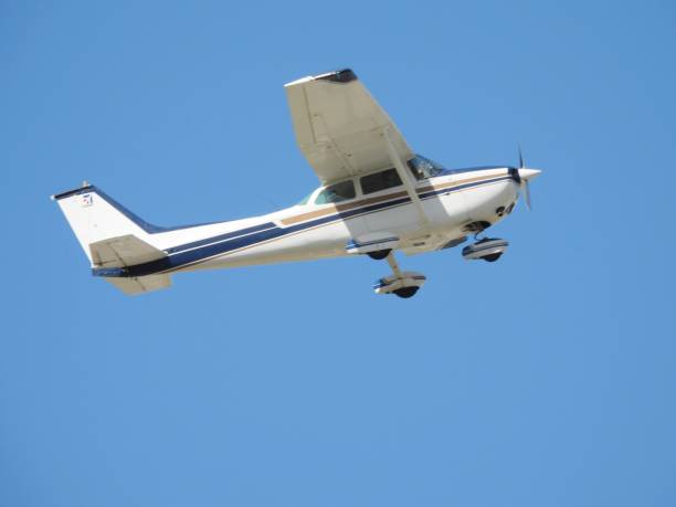 cessna 172m skyhawk - skyhawk fotografías e imágenes de stock