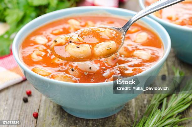 Foto de Uma Colher De Sopa De Tomate Com Massa Feijãobranco E Alecrim e mais fotos de stock de Alecrim