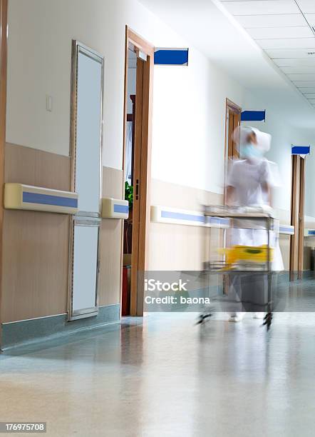 Photo libre de droit de Couloir De Lhôpital banque d'images et plus d'images libres de droit de Chariots et charrettes - Chariots et charrettes, Hôpital, Santé et médecine