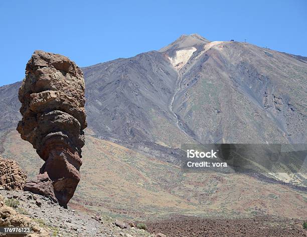 Roque Cinchado E Picco Del Teide Tenerife - Fotografie stock e altre immagini di Ambientazione esterna - Ambientazione esterna, Bizzarro, Composizione orizzontale