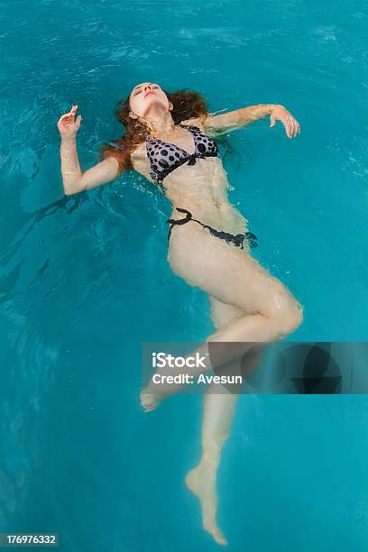 Foto de Jovem Mulher Beleza Retrato De Água e mais fotos de stock de Adulto - Adulto, Azul, Azul Turquesa