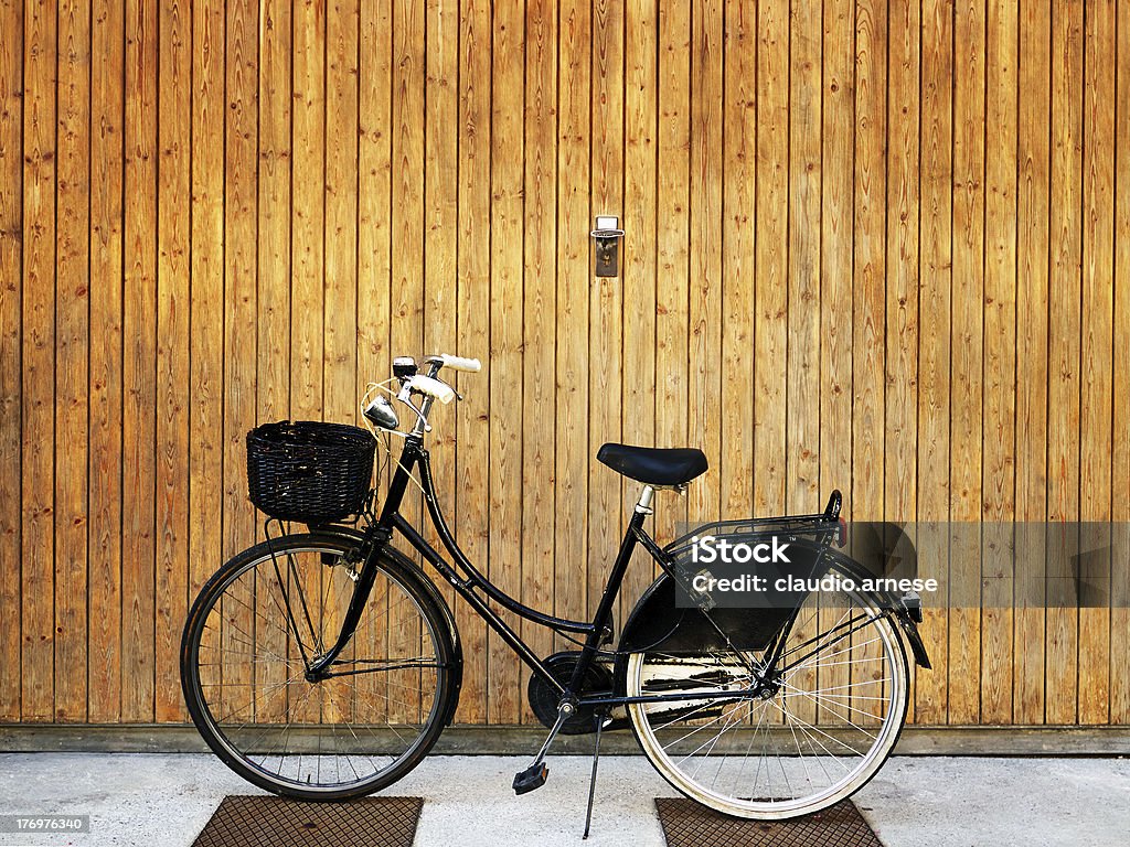 Vecchia bicicletta.  Immagine a colori - Foto stock royalty-free di Bicicletta