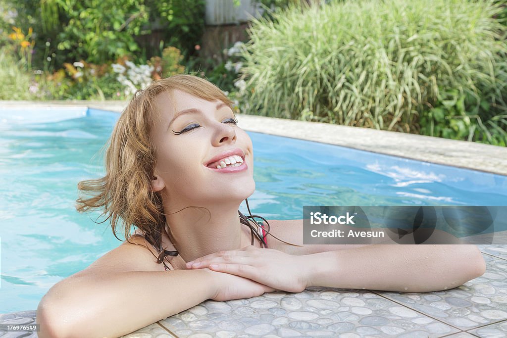 Mulher jovem Beleza Retrato em uma piscina - Royalty-free Adulto Foto de stock