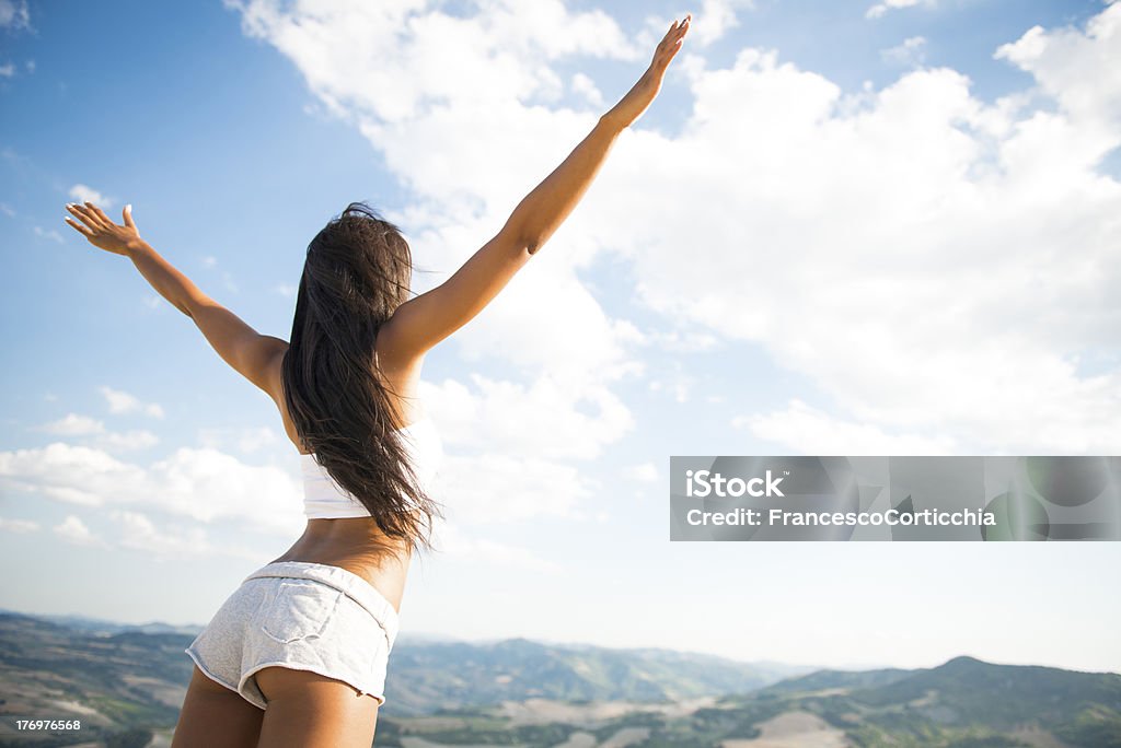 Italien jeune femme sur le dessus de la montagne - Photo de Admirer le paysage libre de droits