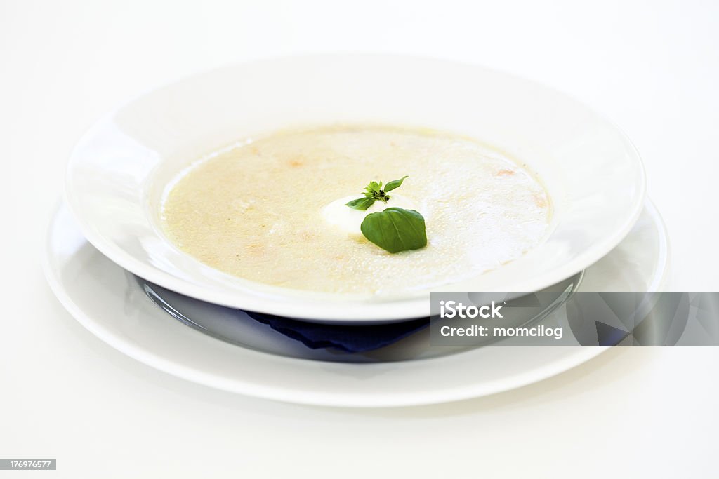 Hühnersuppe mit Creme fraíche - Lizenzfrei Basilikum Stock-Foto