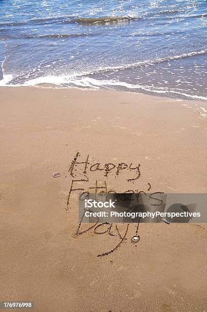 Pais Feliz Dia - Fotografias de stock e mais imagens de Dia do Pai - Dia do Pai, Praia, Ao Ar Livre