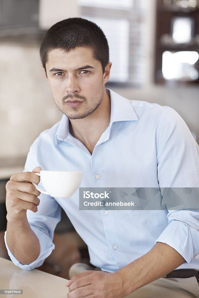 Er nevers beginnt der Tag ohne eine Tasse Kaffee - Lizenzfrei Bart Stock-Foto